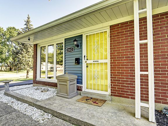 4th image of 2312 Meadow Dr