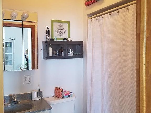 4th image of 837 W Grand Ave APT 3