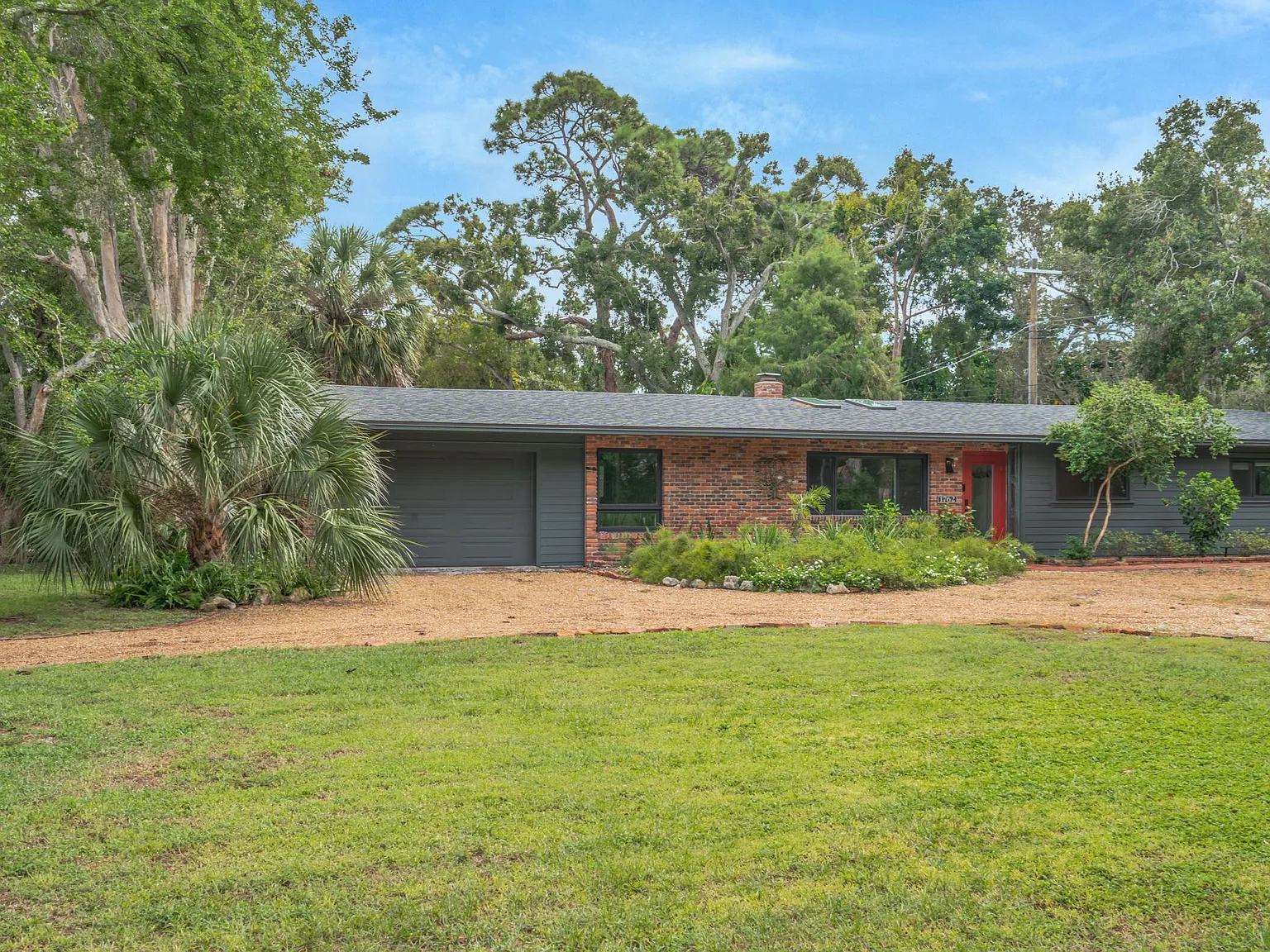 3 bed, 2.5 bath, 2400 sqft, $3,600 — Photo 2