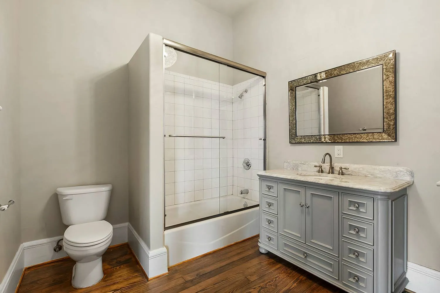202 on The Square — Photo 4