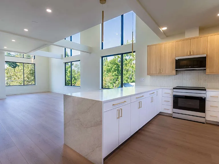 822 W 22nd Ave — Photo 26