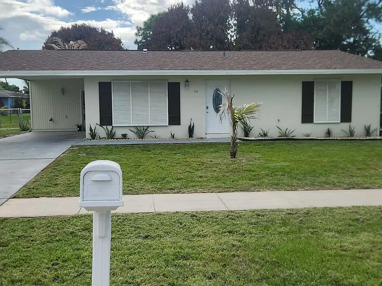 738 SW Ravenswood Ln — Photo 1