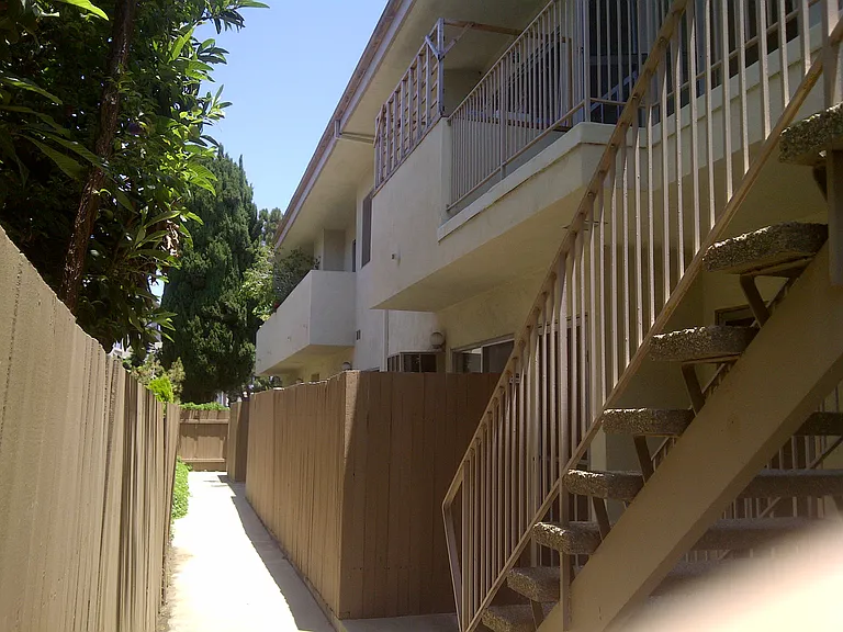 1425 S Bundy Dr #10 — Photo 2