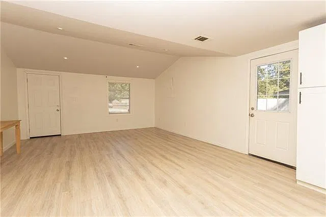 2 bed, 1.0 bath, 765 sqft, $975 — Photo 3