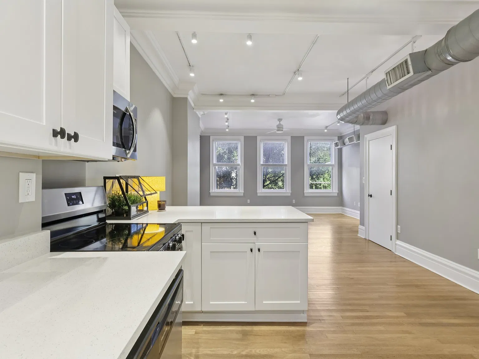 With plenty of space and a well equipped kitchen, this apartment is perfect for hosting.
