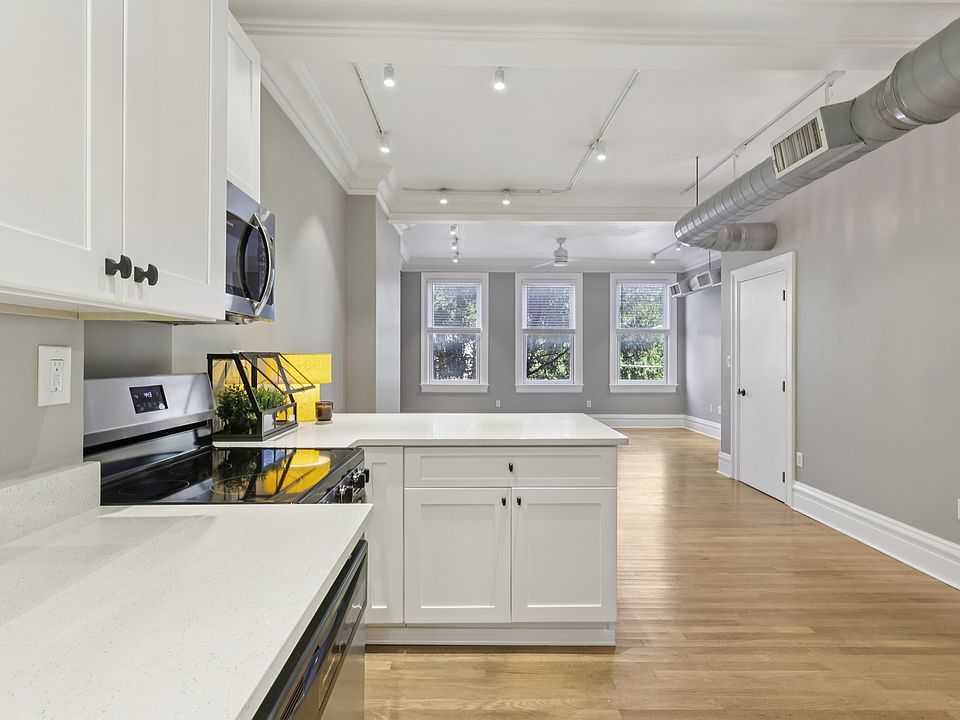 With plenty of space and a well equipped kitchen, this apartment is perfect for hosting.