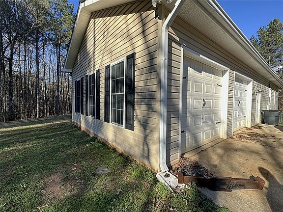 4th image of 404 Old Brock Rd