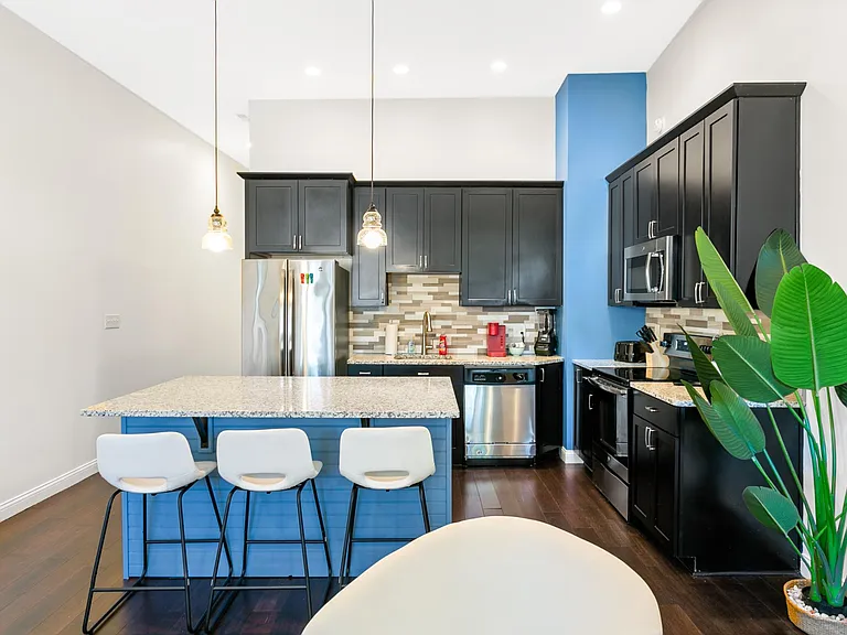 1112 Logan St — Photo 10