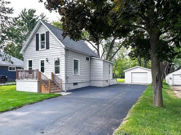 3427 Byers St, Burton, MI 48519