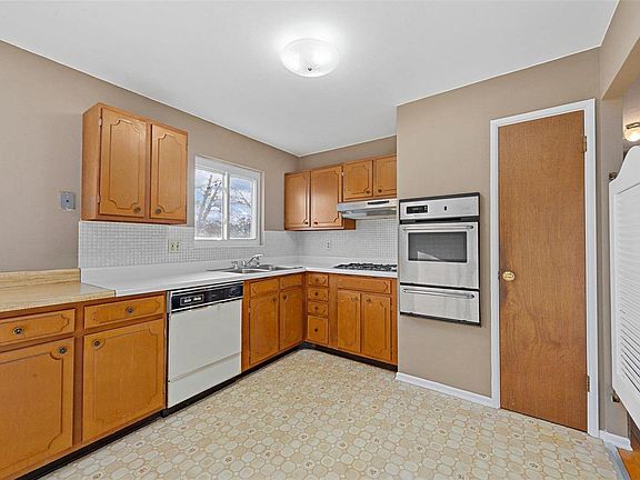 4th image of 1280 Glenmeade Dr