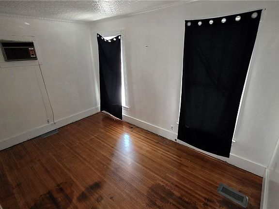 3rd image of 2 Lang St