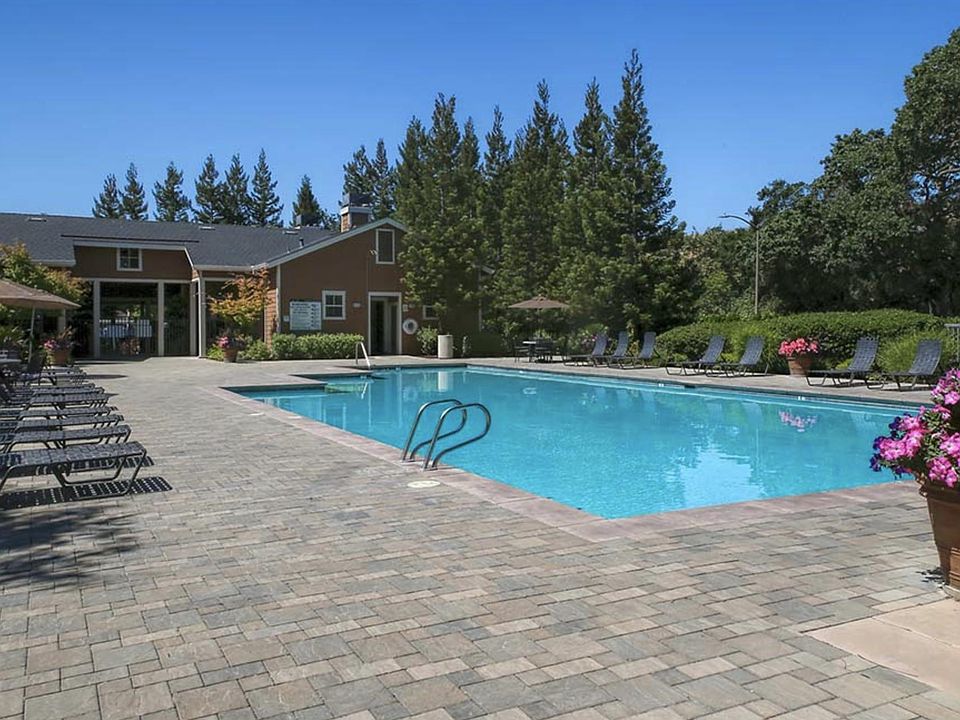 The Community's pool, jacuzzi and court area  is amazing, an