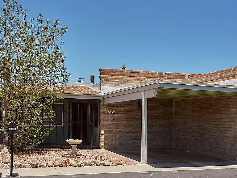 3906 N Stone Ave — Photo 3