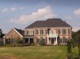 10404 Sandringham Ct, Rockville, MD 20854