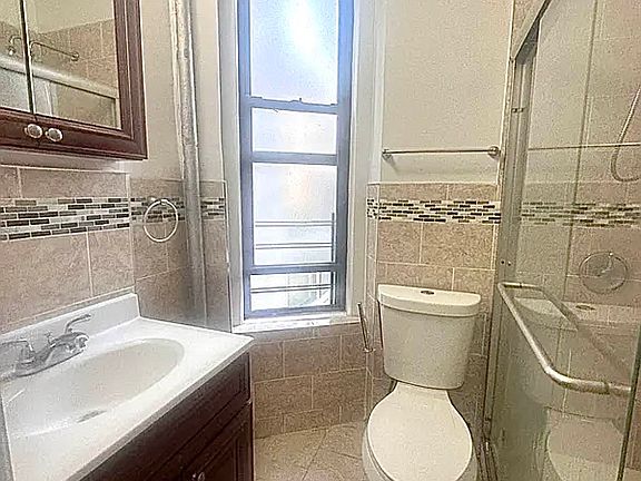 3rd image of 435 E 74th St APT 4C