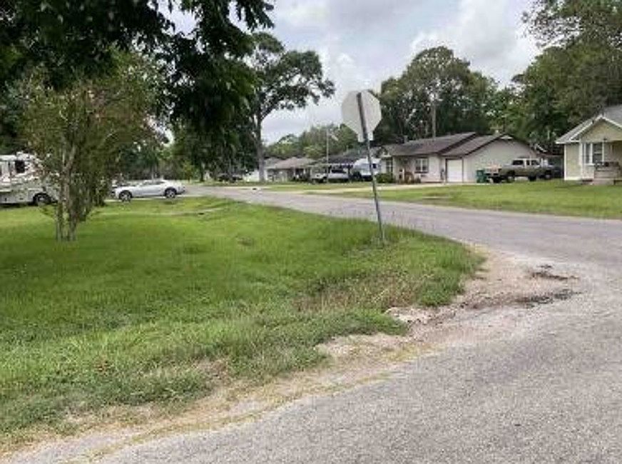 Exterior Neighborhood (street photo)