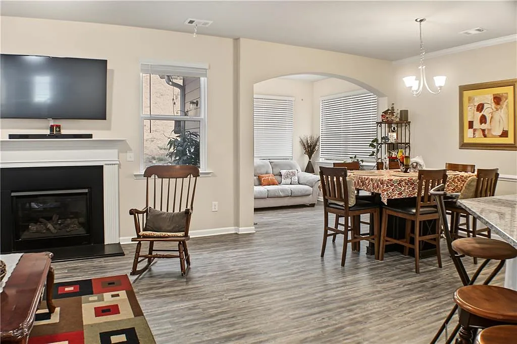 3 bed, 2.0 bath, 2118 sqft, $2,300 — Photo 4