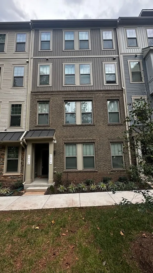 707 Thomas Ln #A — Photo 2