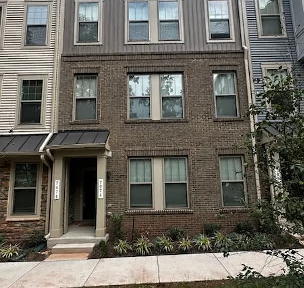 707 Thomas Ln #A — Photo 2