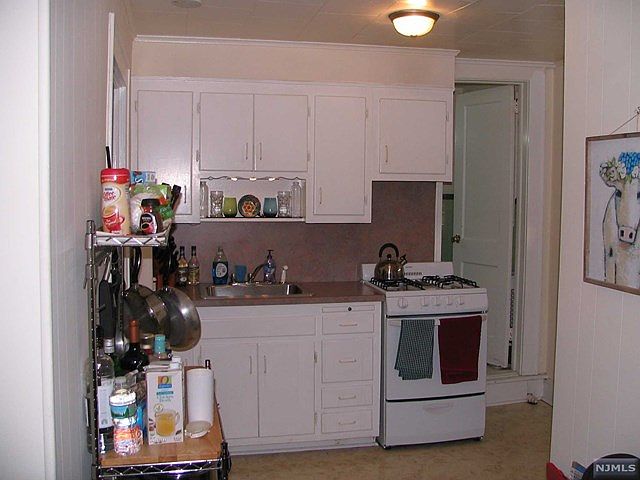 2nd image of 389 E 54th St #2