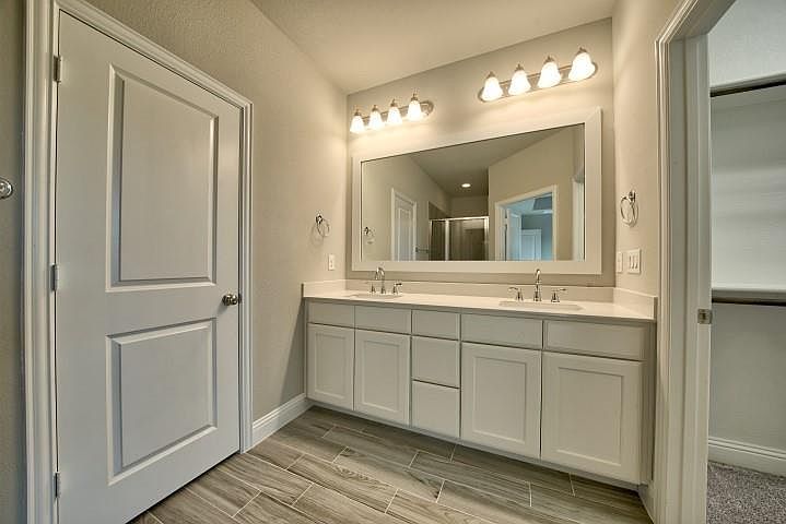 2nd image of 811 Ponds Edge Ln