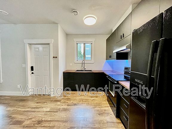 3rd image of 2066B Sunview Dr