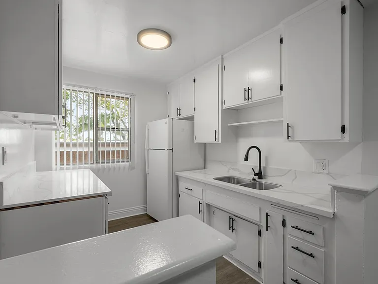 3907 Roxanne Ave #8 — Photo 4