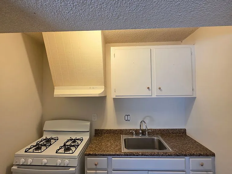 411 N Bush St — Photo 15