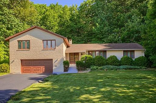 1st image of 209 Crestwood Dr