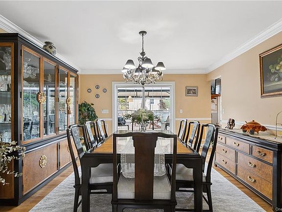 5th image of 22 Pebble Brook Dr