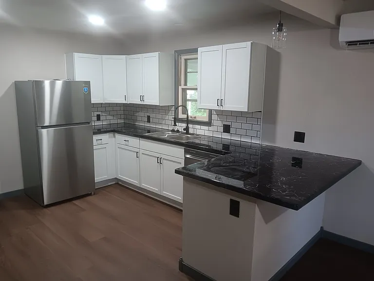 404 S Commercial St — Photo 1