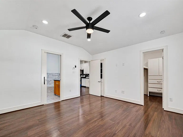 7030 Sidney St — Photo 15