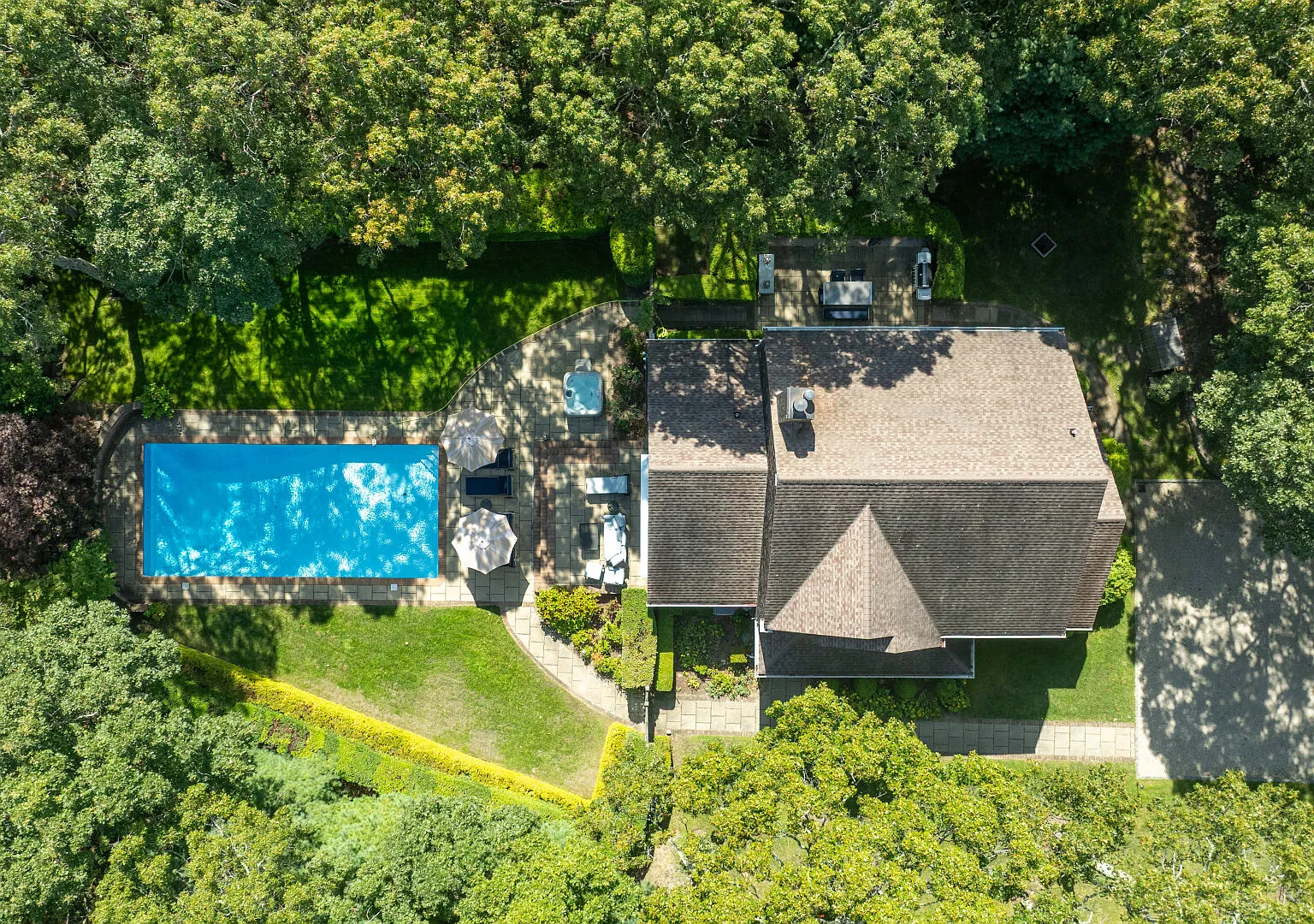 Classic East Hampton Home, Close to Town and Beaches — Photo 4