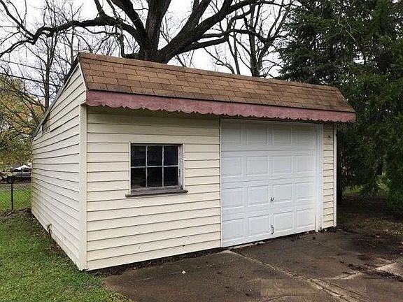 3rd image of 15041 Florence Dr