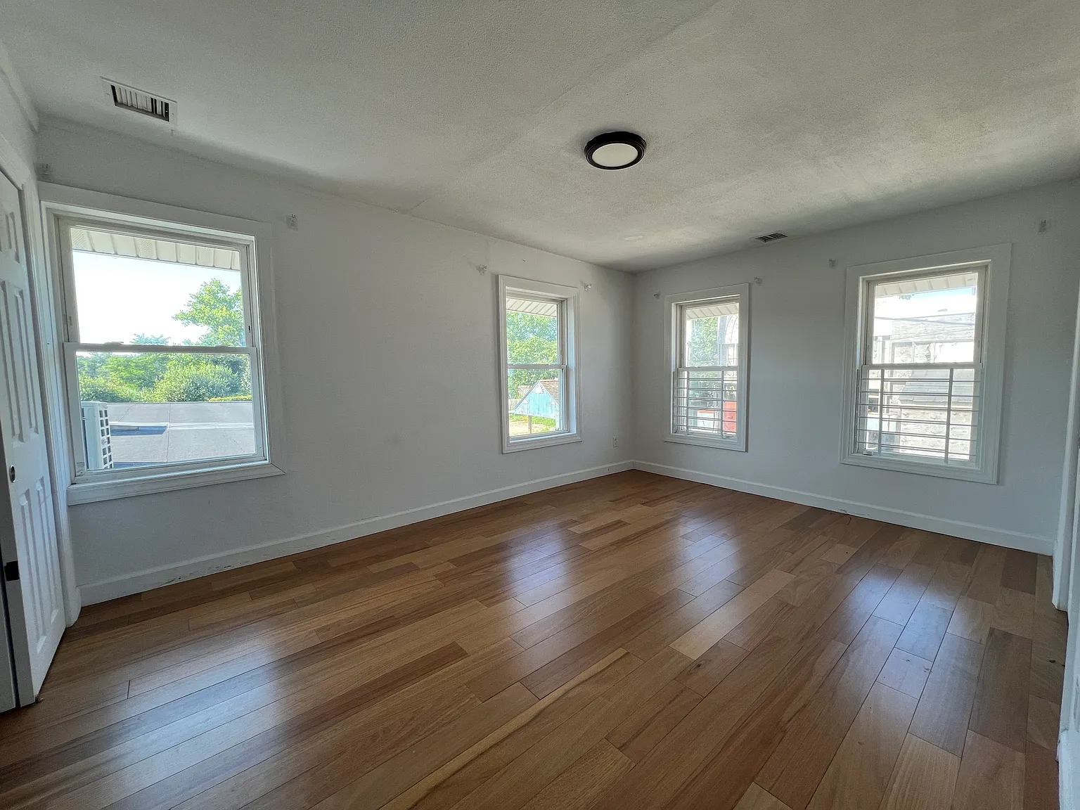3 bed, 965 sqft, $3,350 — Photo 4