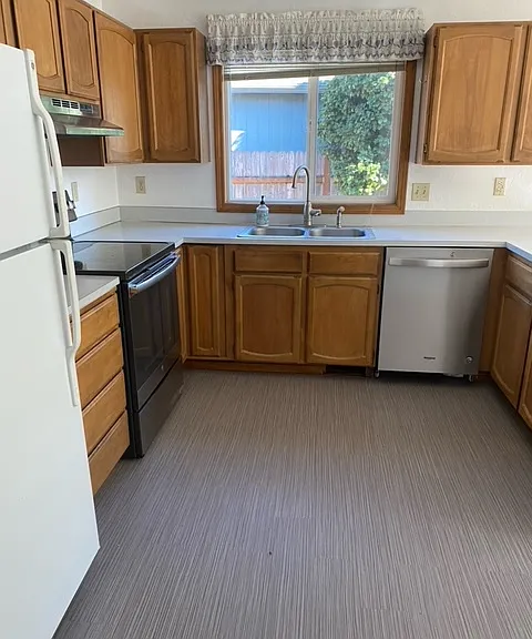 1135 NE Conser Pl — Photo 10