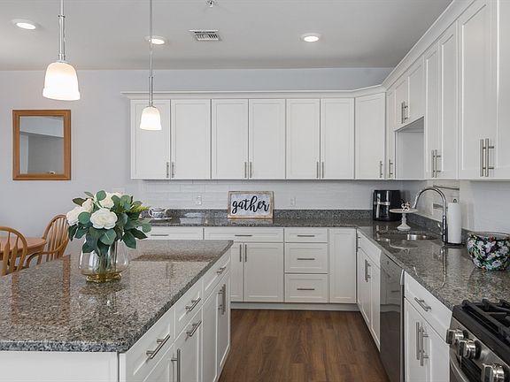 5th image of 2 Longwood Ln #68