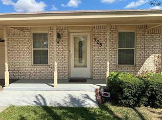 725 Park Plaza Dr, Iowa Park, TX 76367