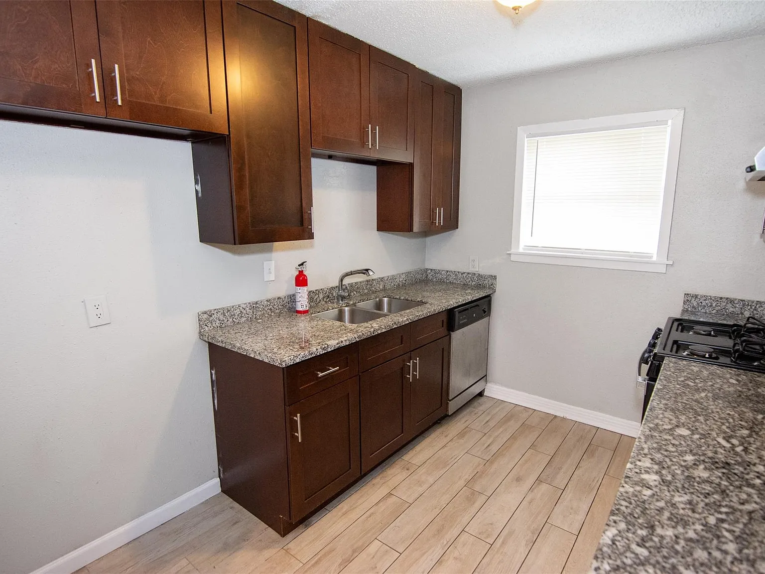 4 bed, 1.5 bath, 1254 sqft, $1,695 — Photo 4