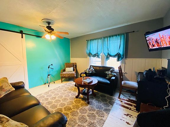 4th image of 105 E Luverne St