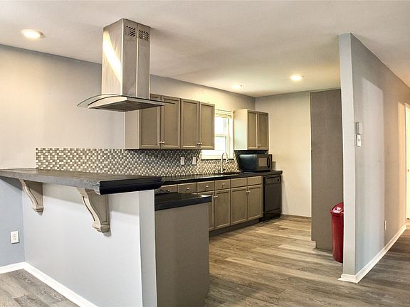 4th image of 2709 Meadows Dr