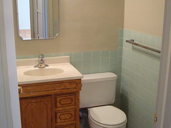 4th image of 827 Carriage Cir