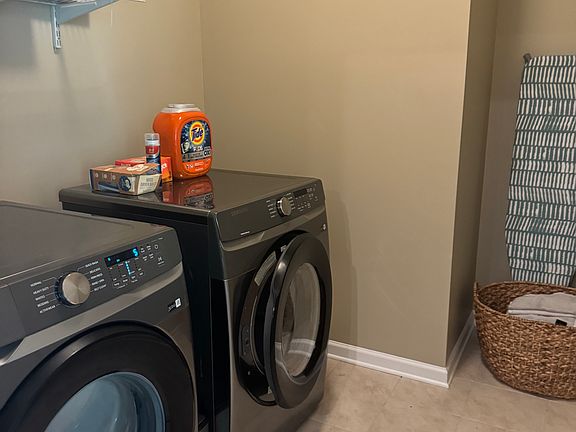 laundry room w. W/D