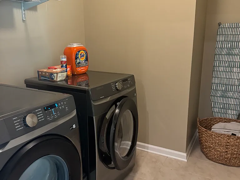 laundry room w. W/D