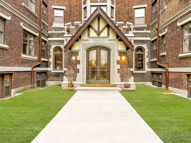 Manning Manor — Photo 21