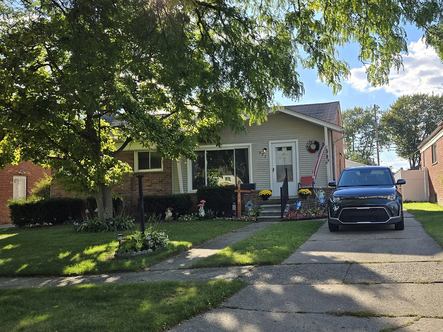 3 bed, 1.5 bath, 940 sqft, $1,650 — Photo 1