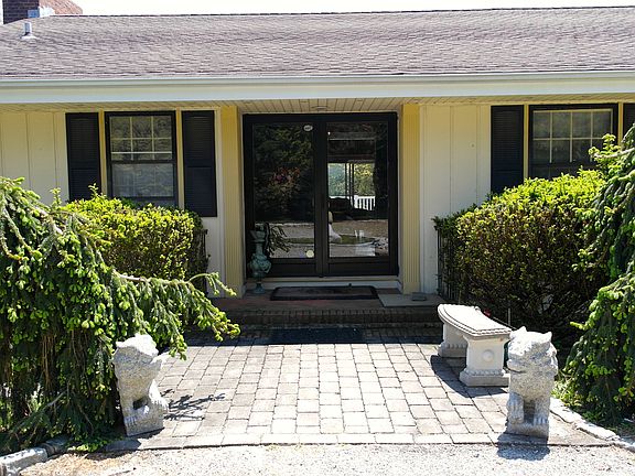 3rd image of 294 Montauk Hwy