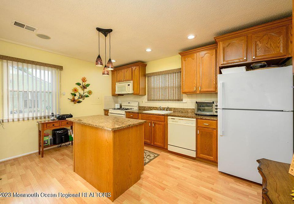 35 Ivy Ridge Close UNIT 1000, Freehold, NJ 07728 MLS 22320965 Zillow