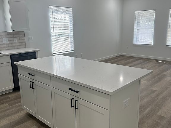 5th image of 155 Ferguson St #155