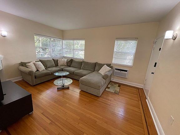 3rd image of 2901 Sheridan Ave #A